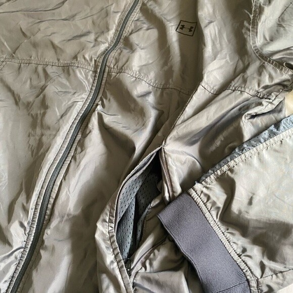 Under Armour-Men's Sport Style Wind Bomber Jacket- Full ZiP Windbreaker - Picture 10 of 12